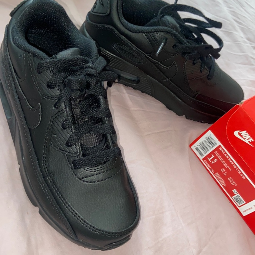 NIKE AIR MAX 90 CASUAL SHOES BRAND NEW BOX AND SHOES